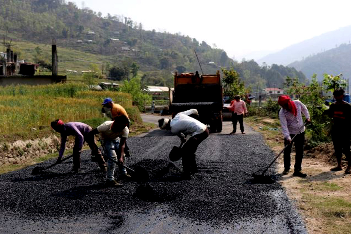 छाङपाटन मोटरमार्गमा १५० मिटर सडक कालोपत्र